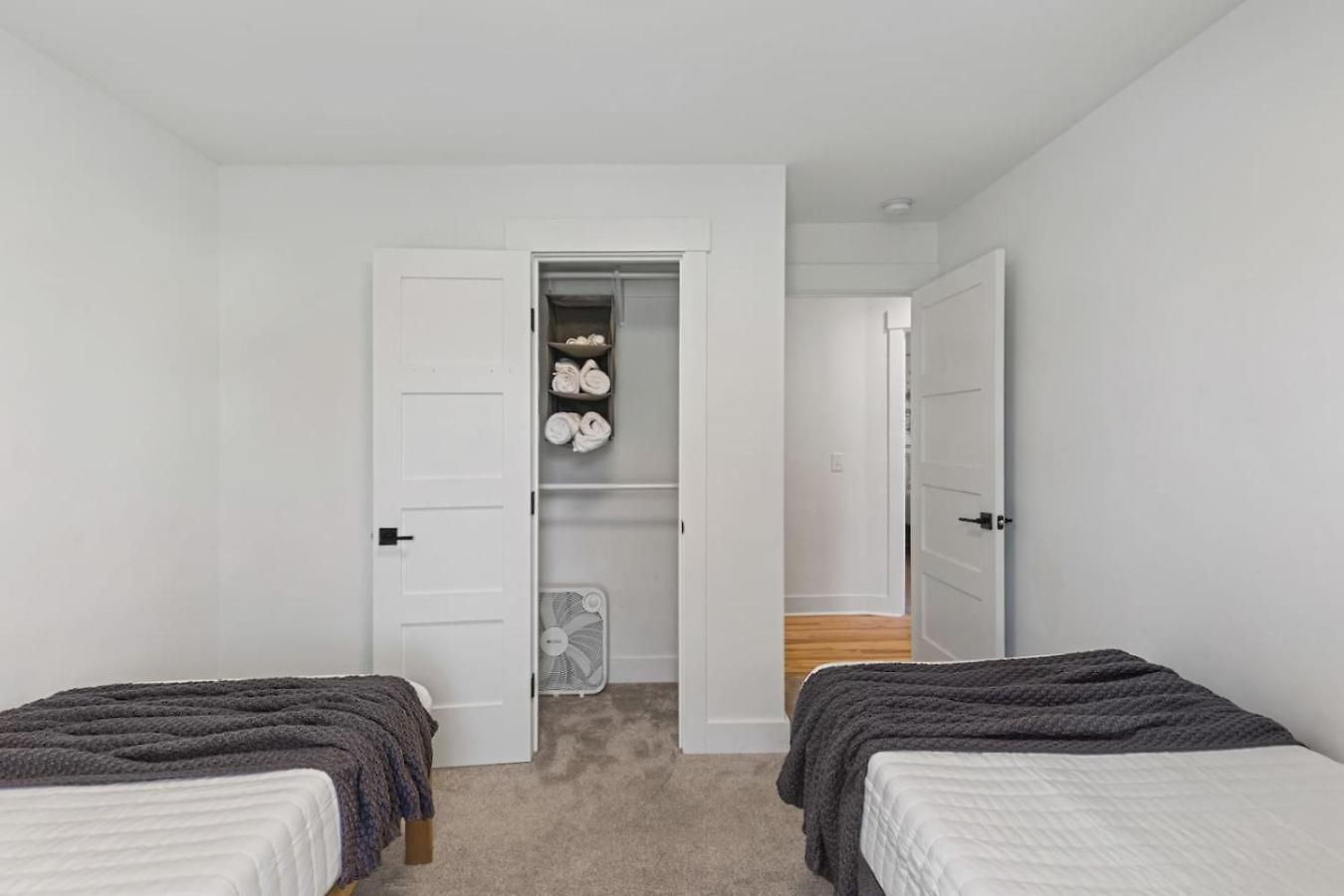 Walk To Restaurants Outdoor Patio With Grill And Fit Pit 1 Mile To Stadium And Downtown Holiday home