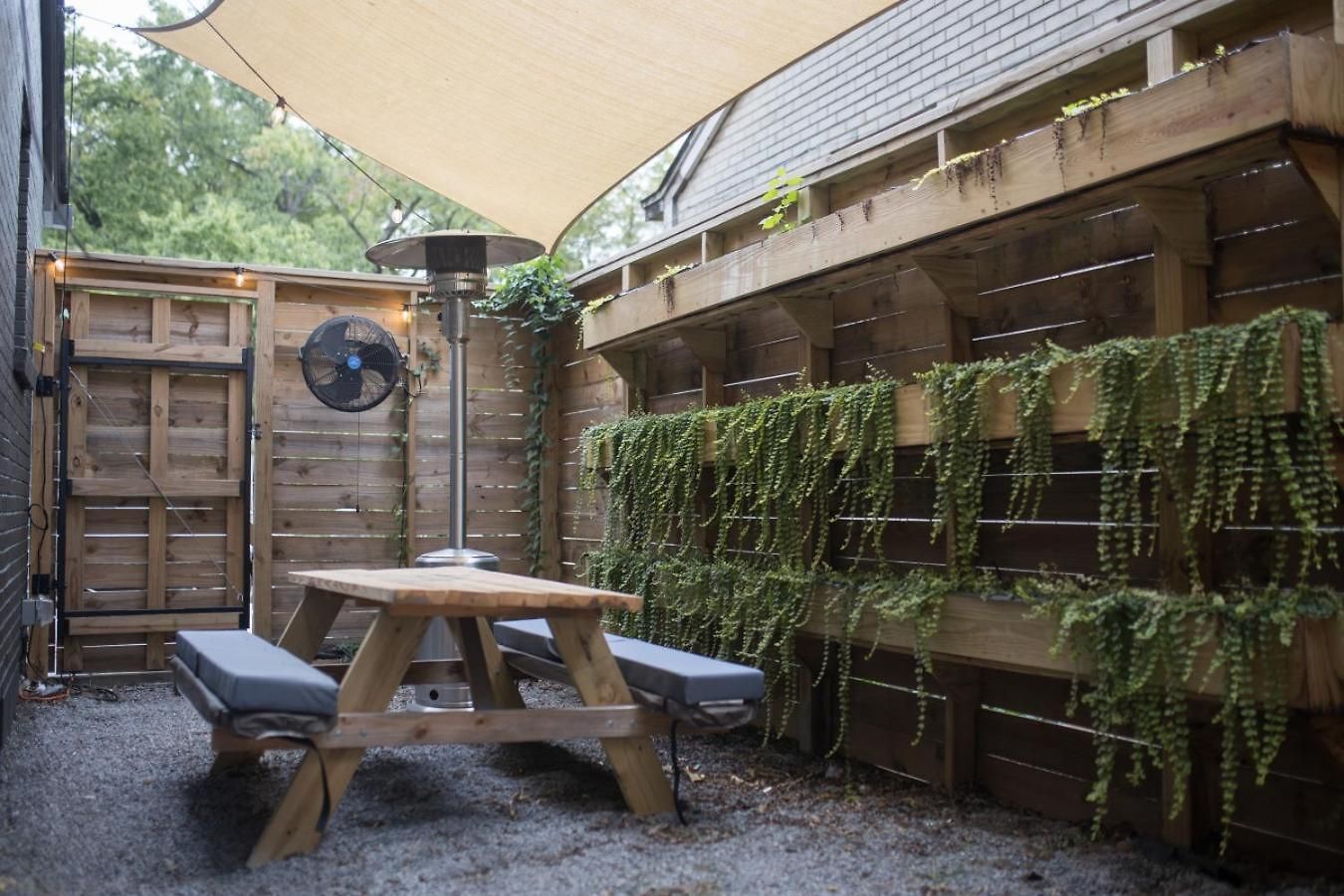 Walk To Restaurants Outdoor Patio With Grill And Fit Pit 1 Mile To Stadium And Downtown Holiday home Nashville
