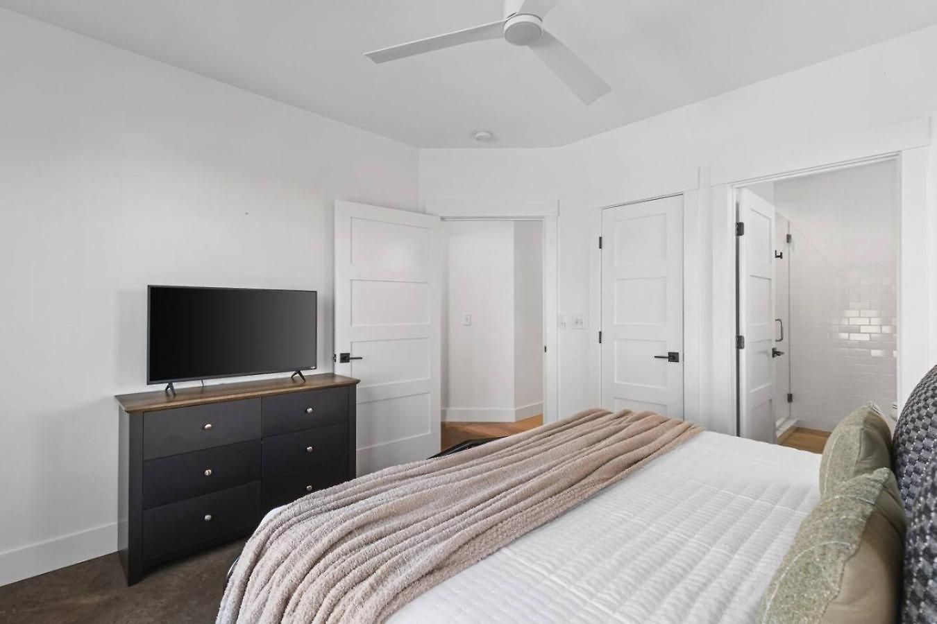 Walk To Restaurants Outdoor Patio With Grill And Fit Pit 1 Mile To Stadium And Downtown
