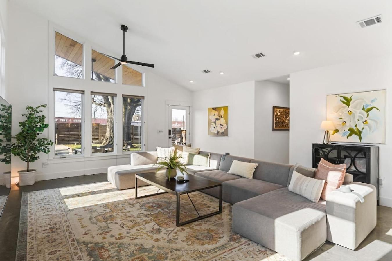 Walk To Restaurants Outdoor Patio With Grill And Fit Pit 1 Mile To Stadium And Downtown Holiday home Nashville