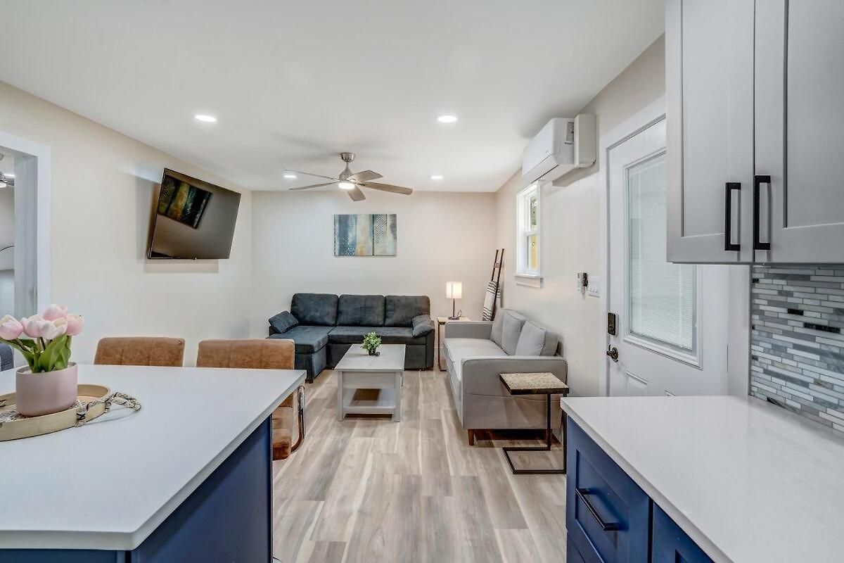 Adorable, Cozy, Private 1bed1bath, Fenced Yard, Sunroom, Deck