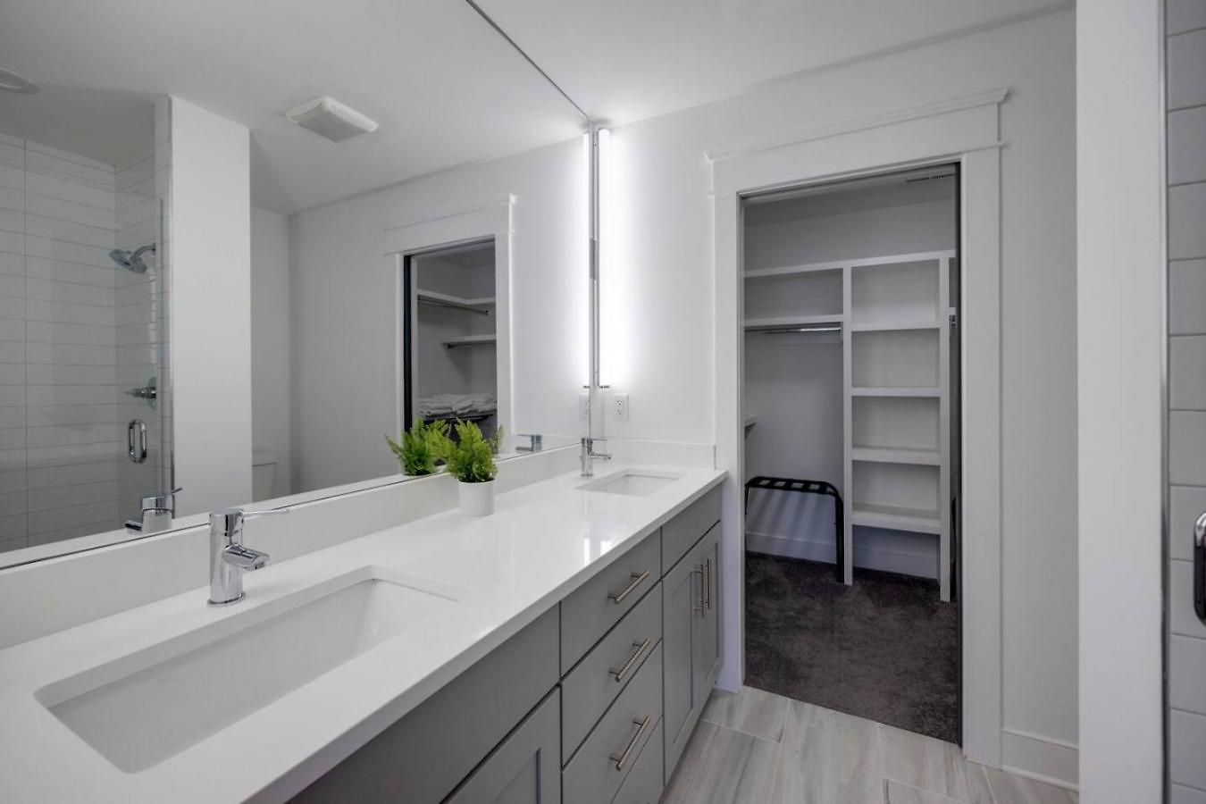 Holiday home Beautiful Townhomes 2 Units With Outdoor Patios *