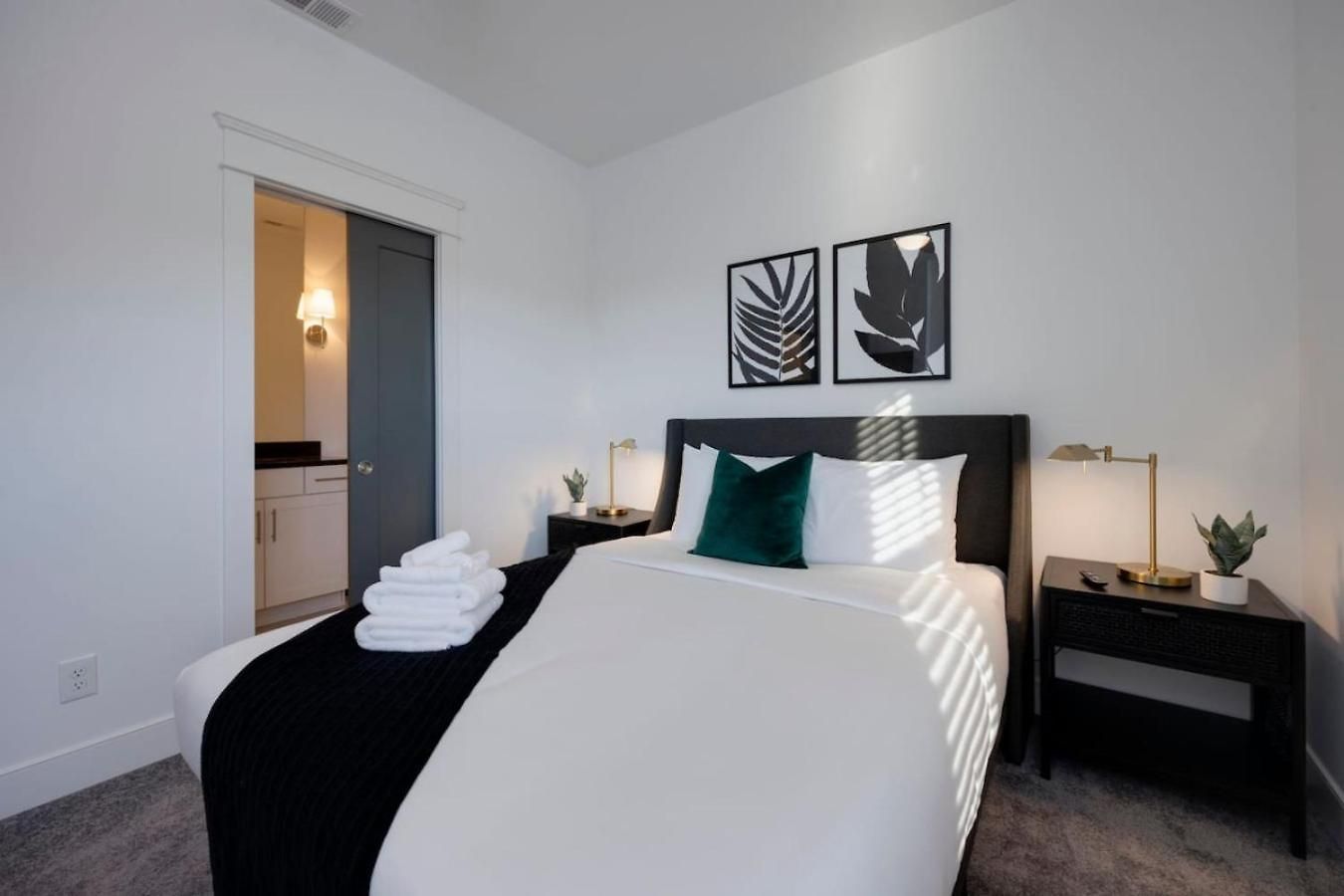 Beautiful Townhomes 2 Units With Outdoor Patios Holiday home