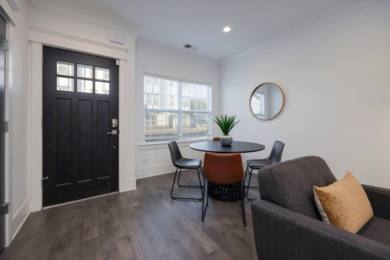 Holiday home Beautiful Townhomes 2 Units With Outdoor Patios