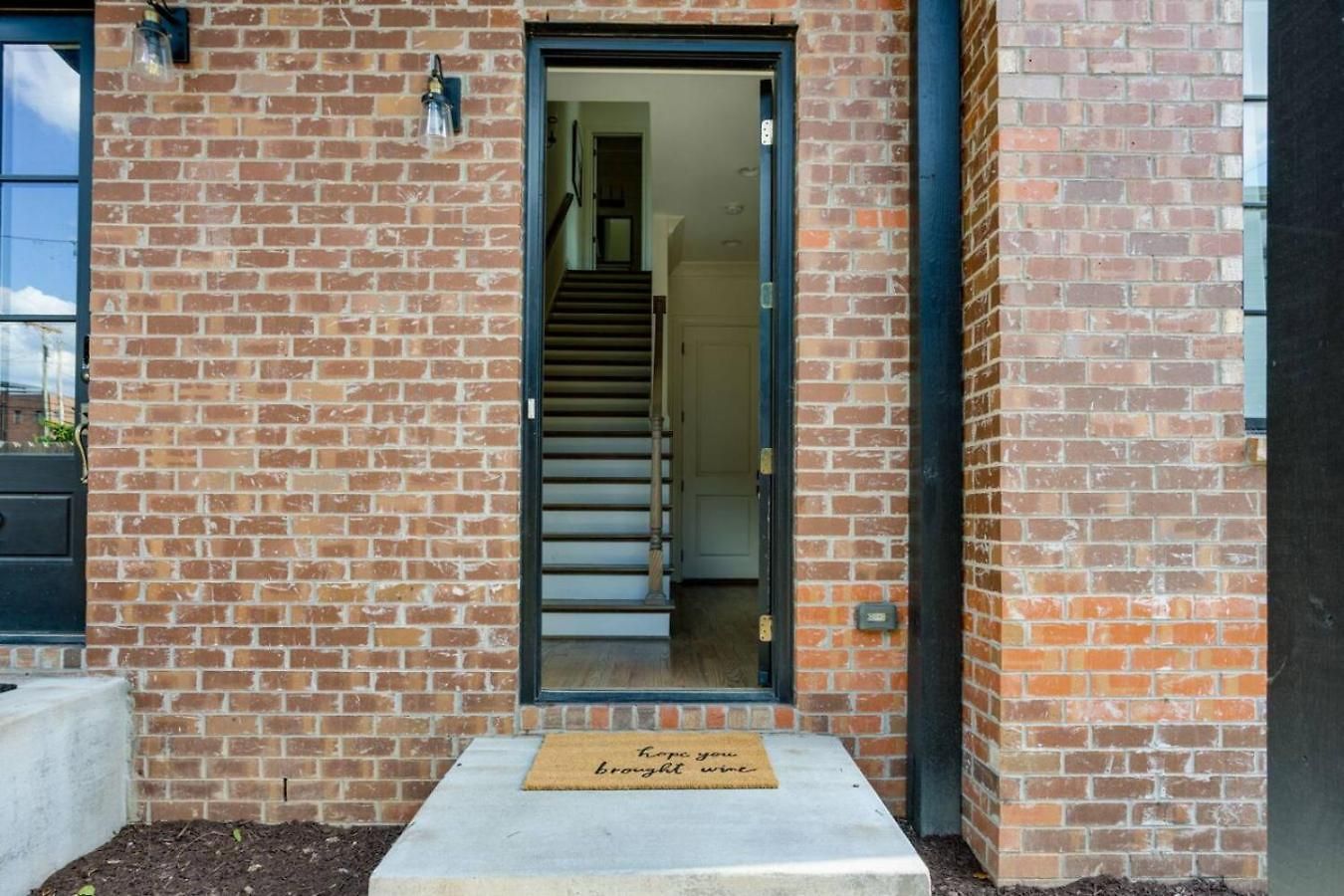 Downtown Luxury Large Townhome Lots Of Beds Holiday home Nashville