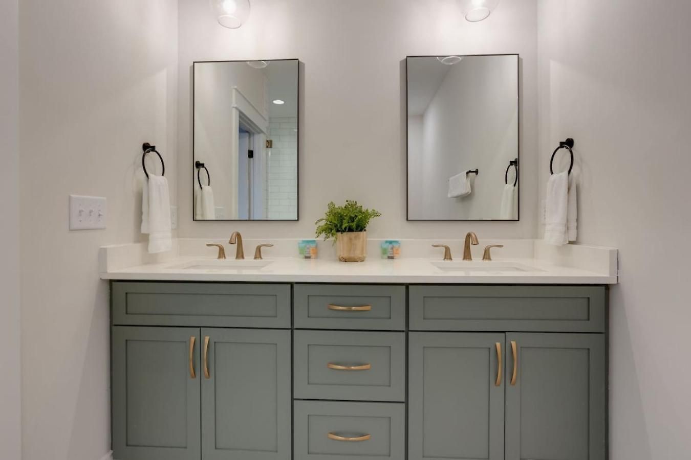 Holiday home Premier Townhome East Minutes Downtown *