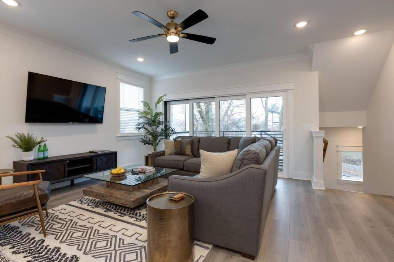 Premier Townhome East Minutes Downtown Holiday home