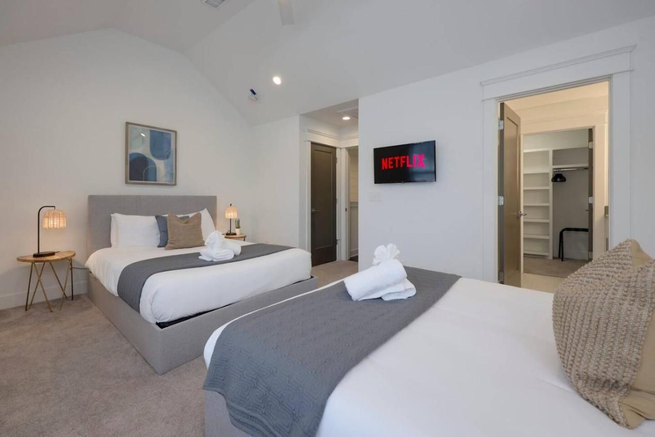 Two Elegant Townhomes Perfect For Large Groups *