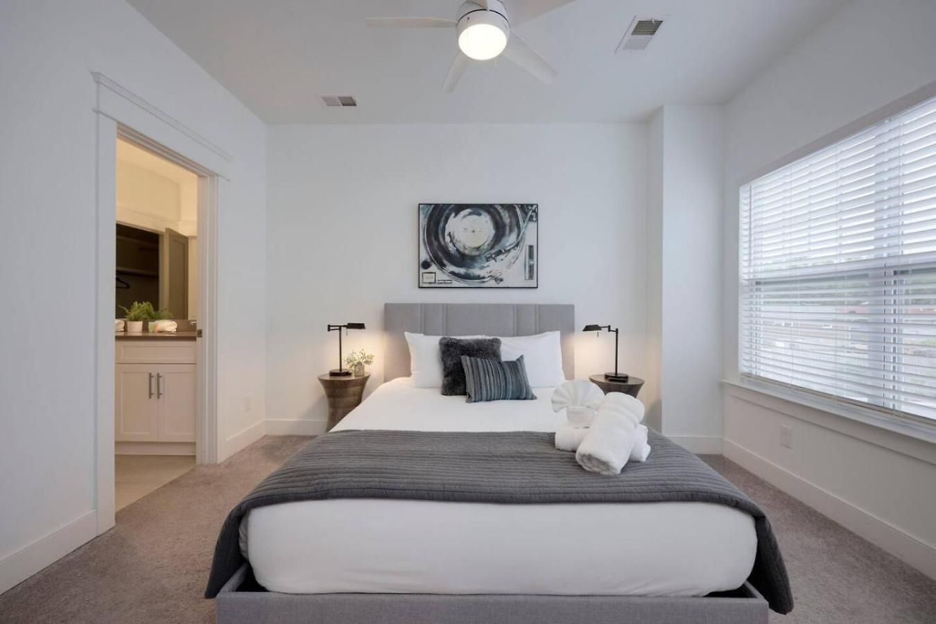 Two Elegant Townhomes Perfect For Large Groups