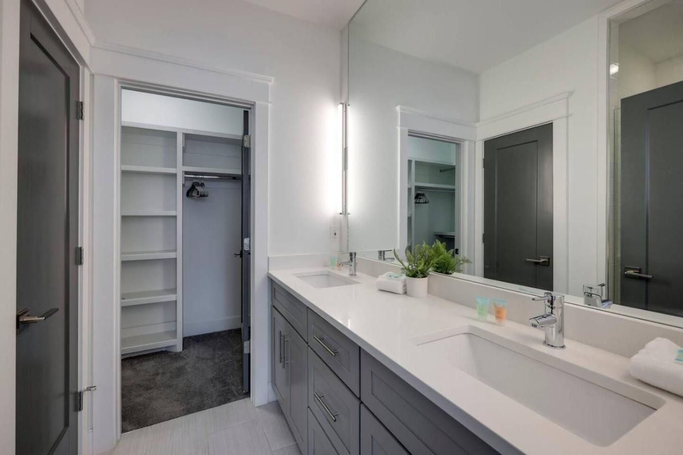 Two Elegant Townhomes Perfect For Large Groups *