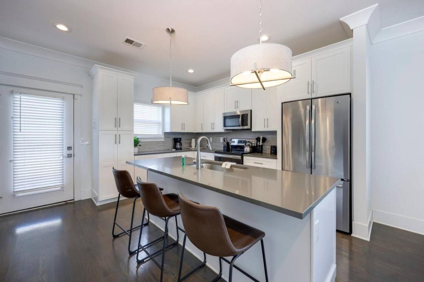 Two Elegant Townhomes Perfect For Large Groups Holiday home *