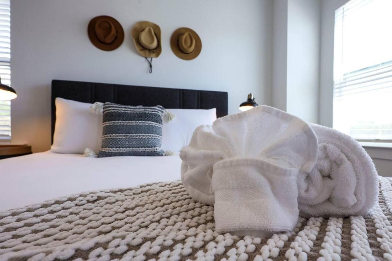 Two Elegant Townhomes Perfect For Large Groups Holiday home Nashville