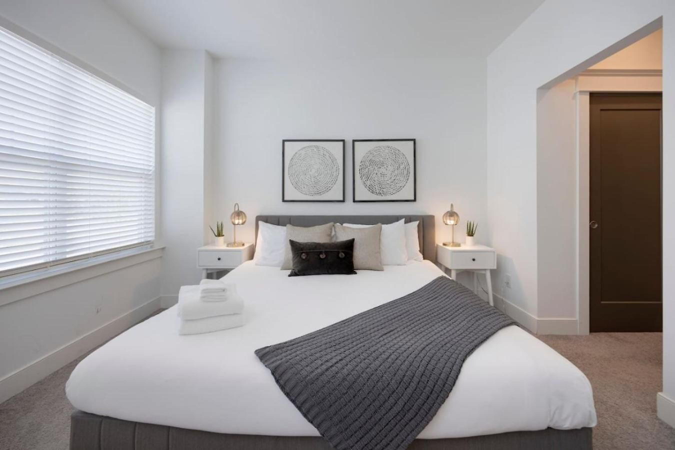 Two Gorgeous Homes Twenty Guests Amazing Location *