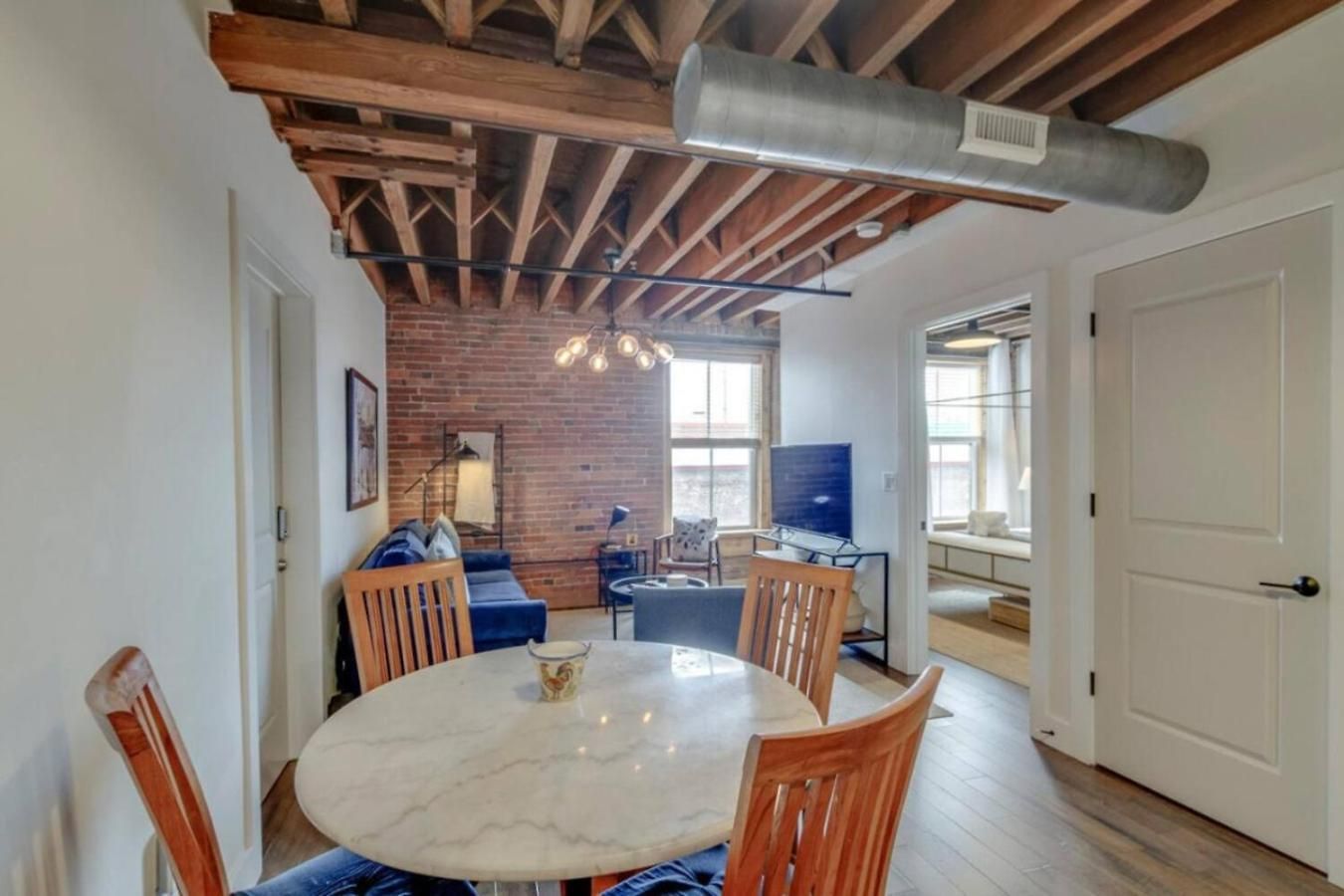 Stylish With Urban Charm Apartment *
