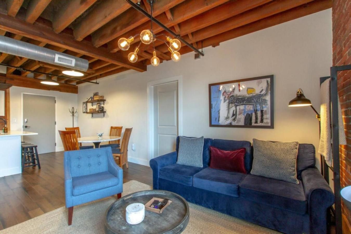 Stylish With Urban Charm Apartment *
