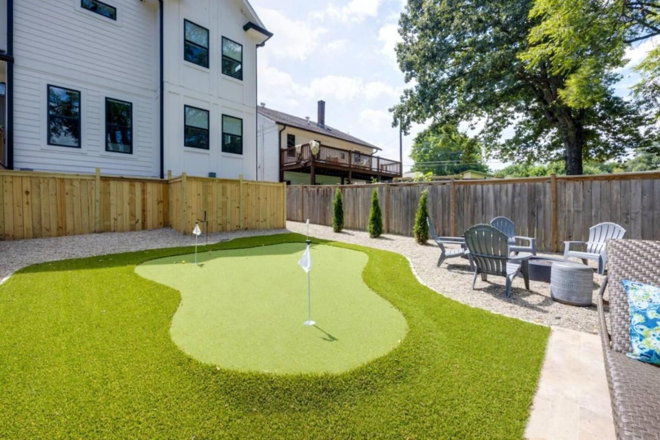 East Bliss Pool And Putt Putt Paradise Holiday home