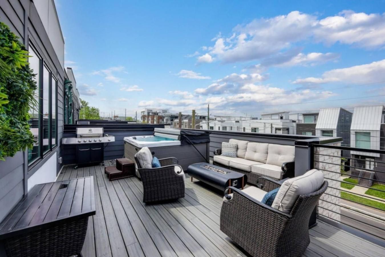 Holiday home Urban Elegance Rooftop Lounge With Hot Tub