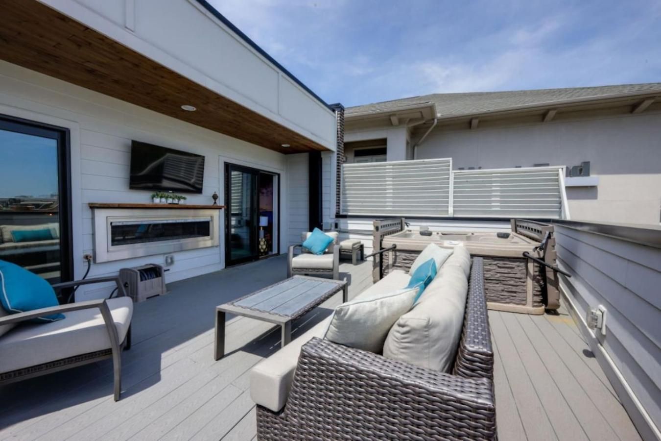 Metro Charm - Rooftop Lounge - Hot Tub Holiday home