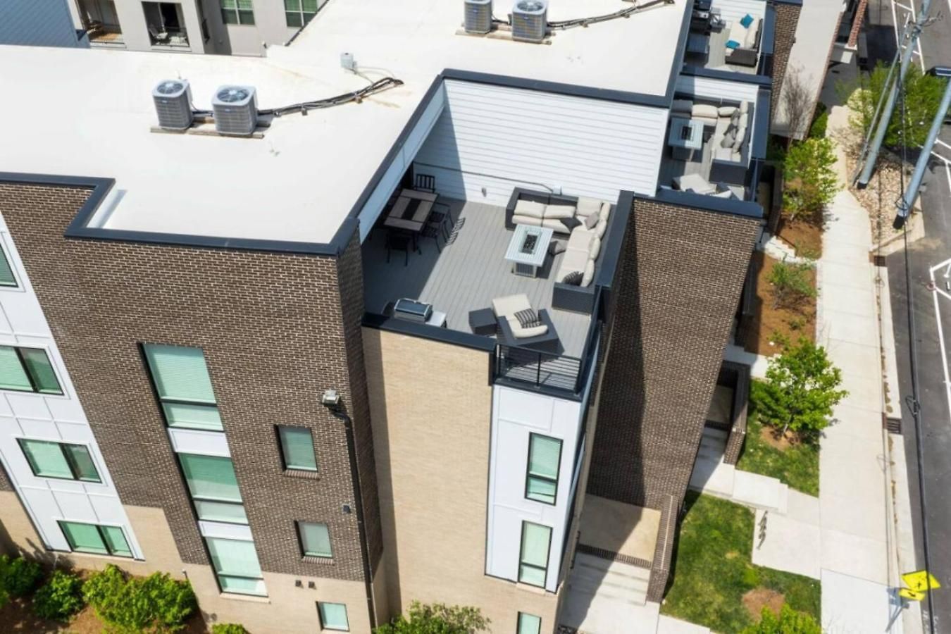 Urban Escape Rooftop Lounge With Skyline Views Holiday home