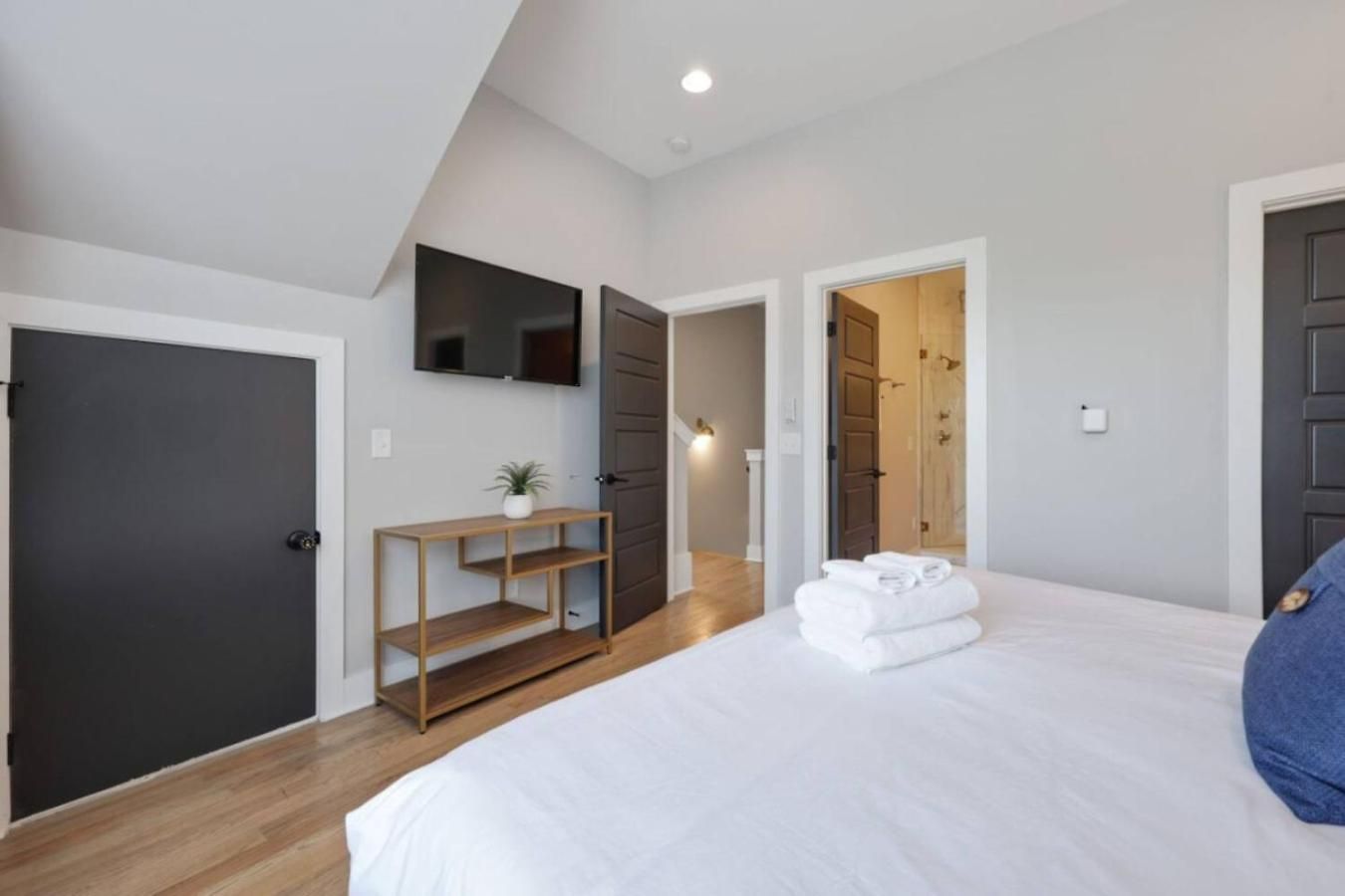 Metro Charm - Rooftop Lounge - Hot Tub Holiday home *