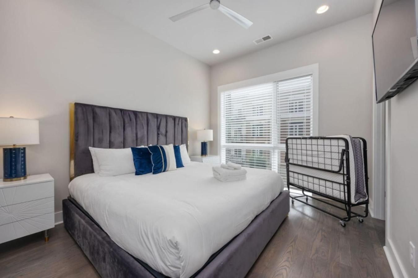 Rhythmic Retreat Rooftop Lounge 4 Bedroom 4.5 Bath *