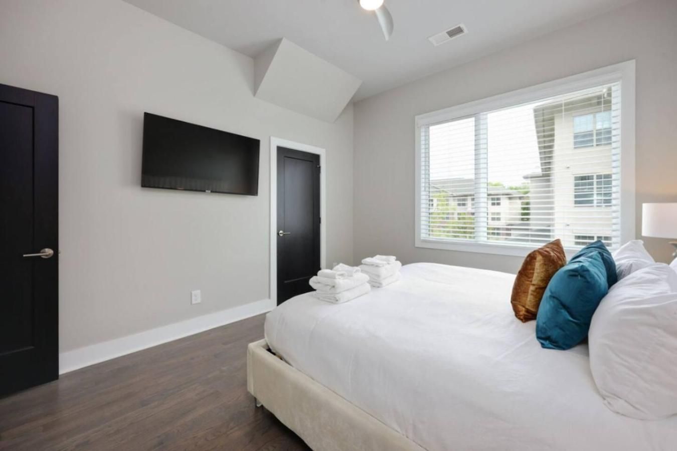 Rhythmic Retreat Rooftop Lounge 4 Bedroom 4.5 Bath Holiday home