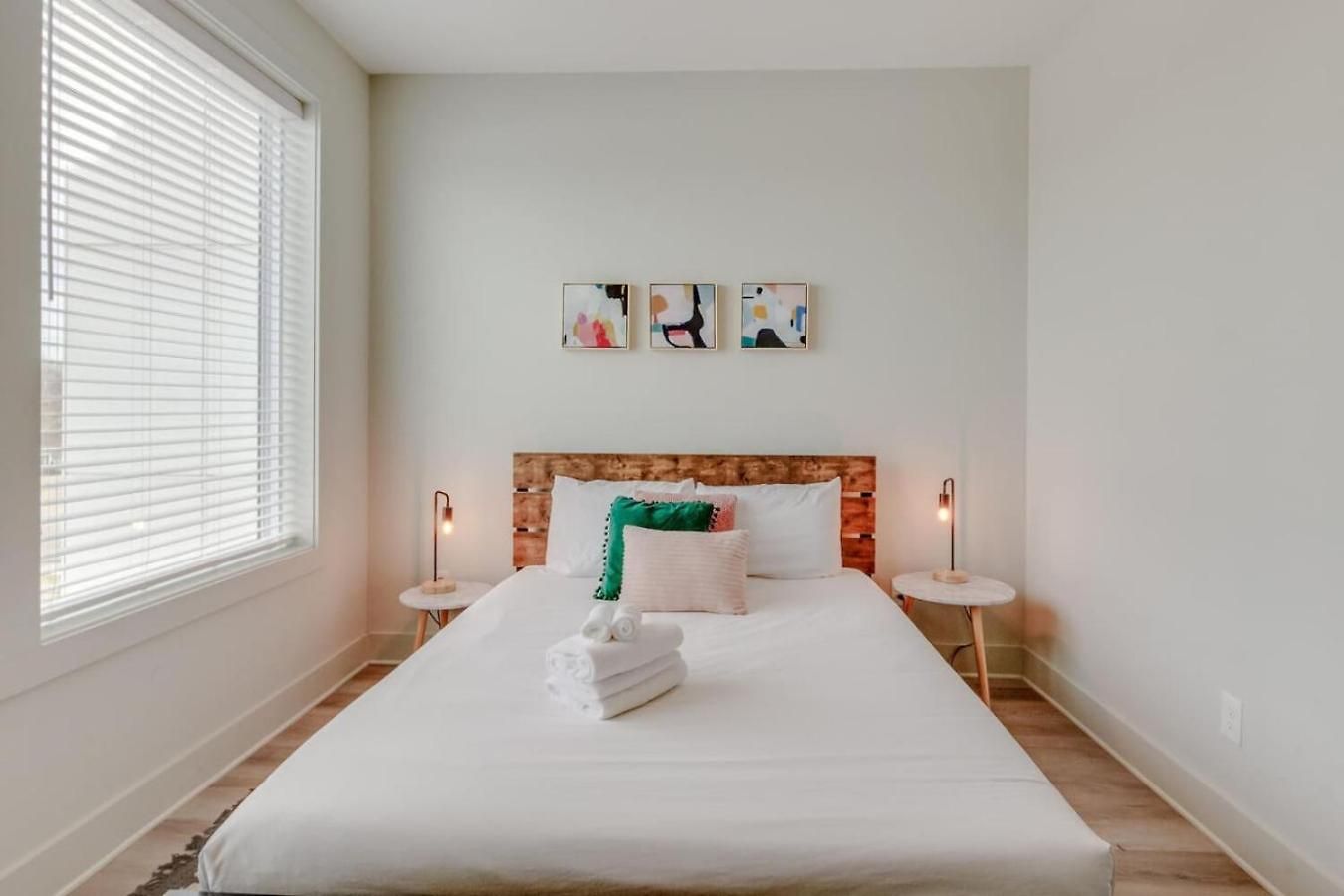 Harmony Of Dual Townhomes With 14 Beds