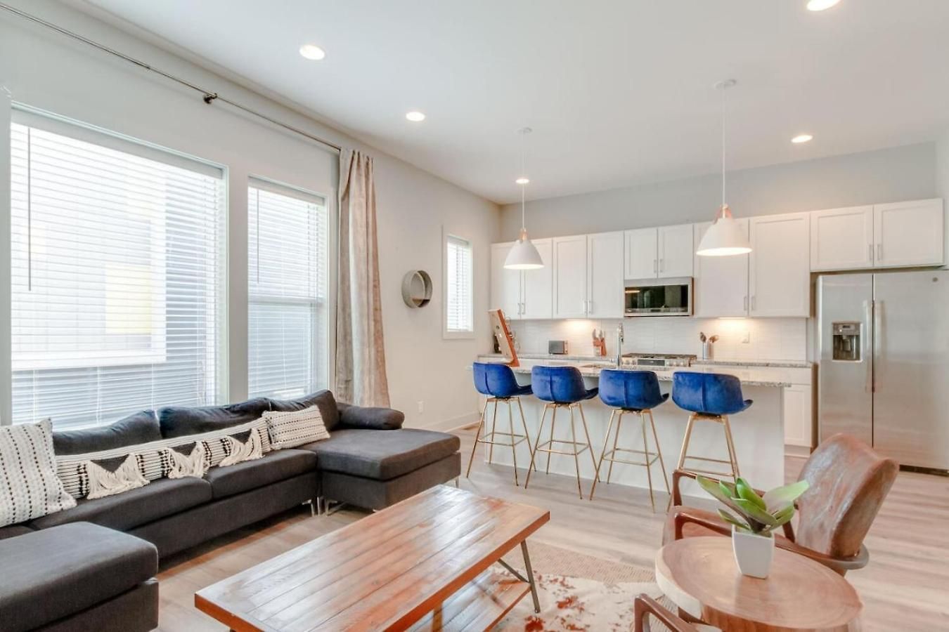 Harmony Of Dual Townhomes With 14 Beds