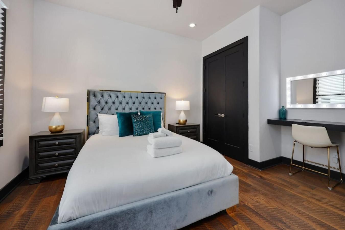 Two Townhomes- Rooftop Lounge- Hot Tub- Views Holiday home *