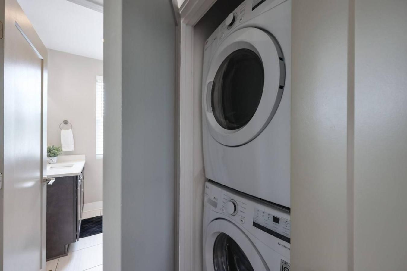 Two Townhomes - Hot Tubs And Rooftop Balconies