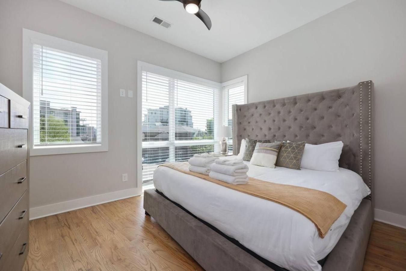Two Townhomes Rooftop Lounges With Skyline Views * Nashville