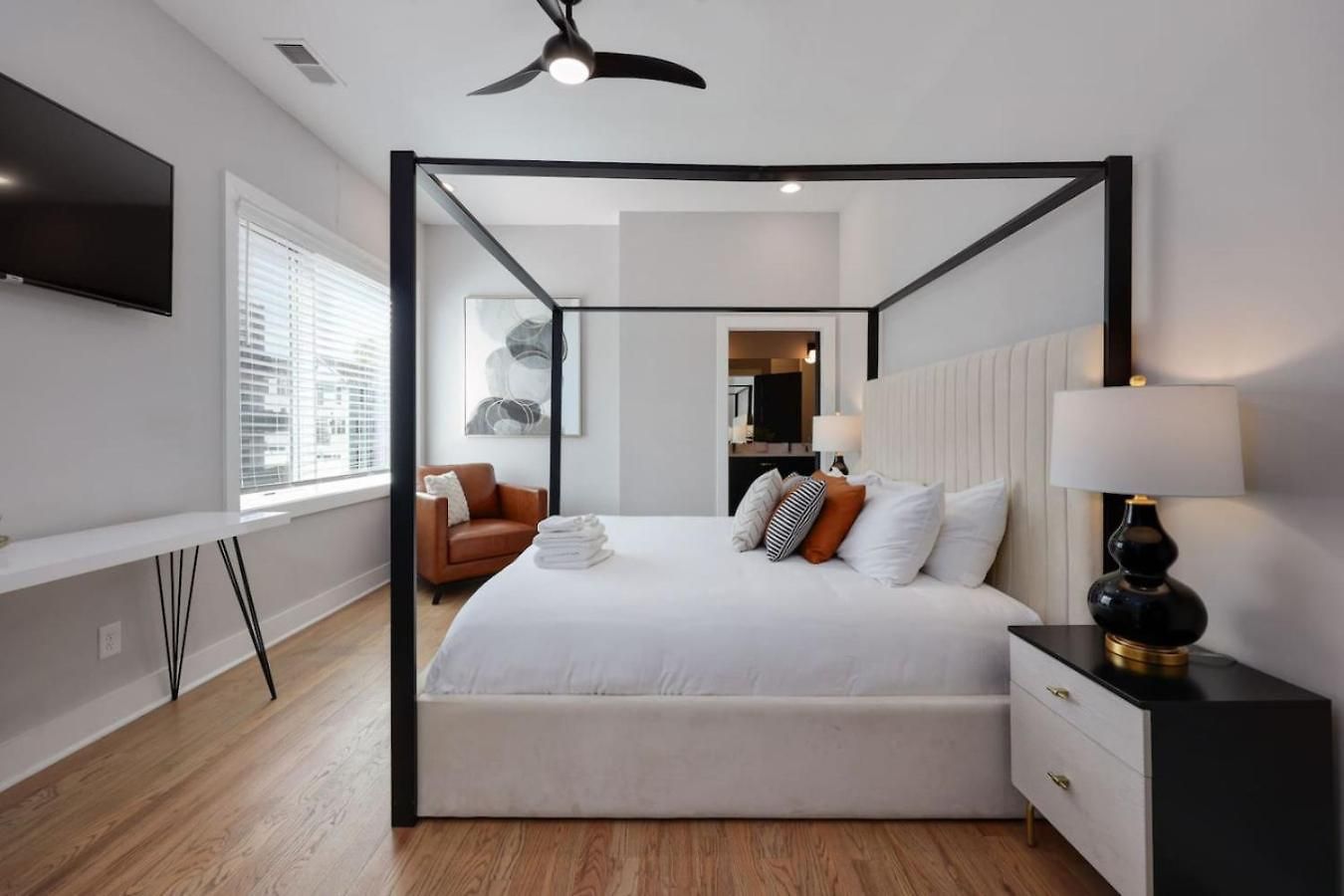 Two Townhomes Rooftop Lounges With Skyline Views *