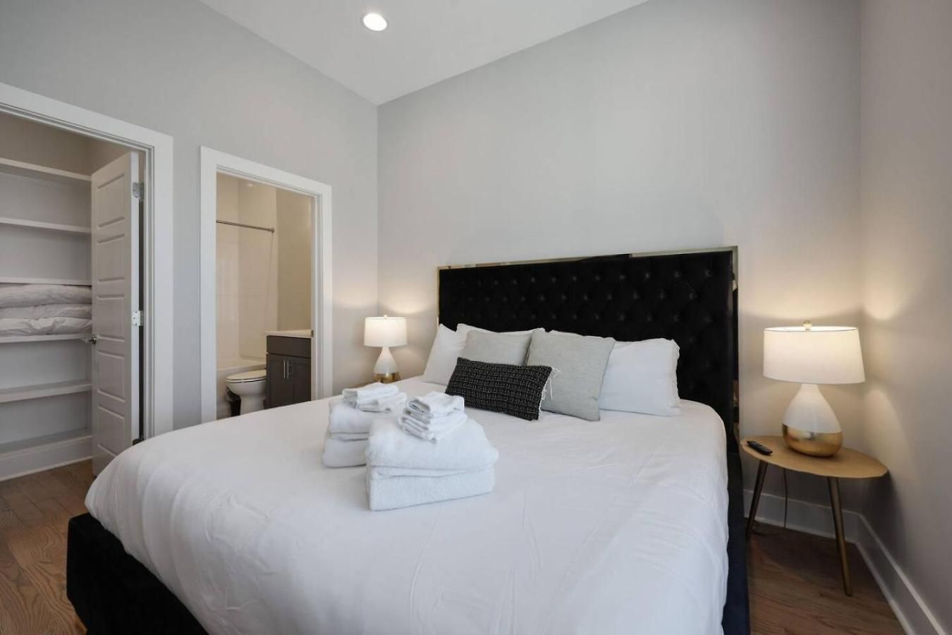 Two Townhomes- Rooftop Lounges- Hot Tub- Game Holiday home