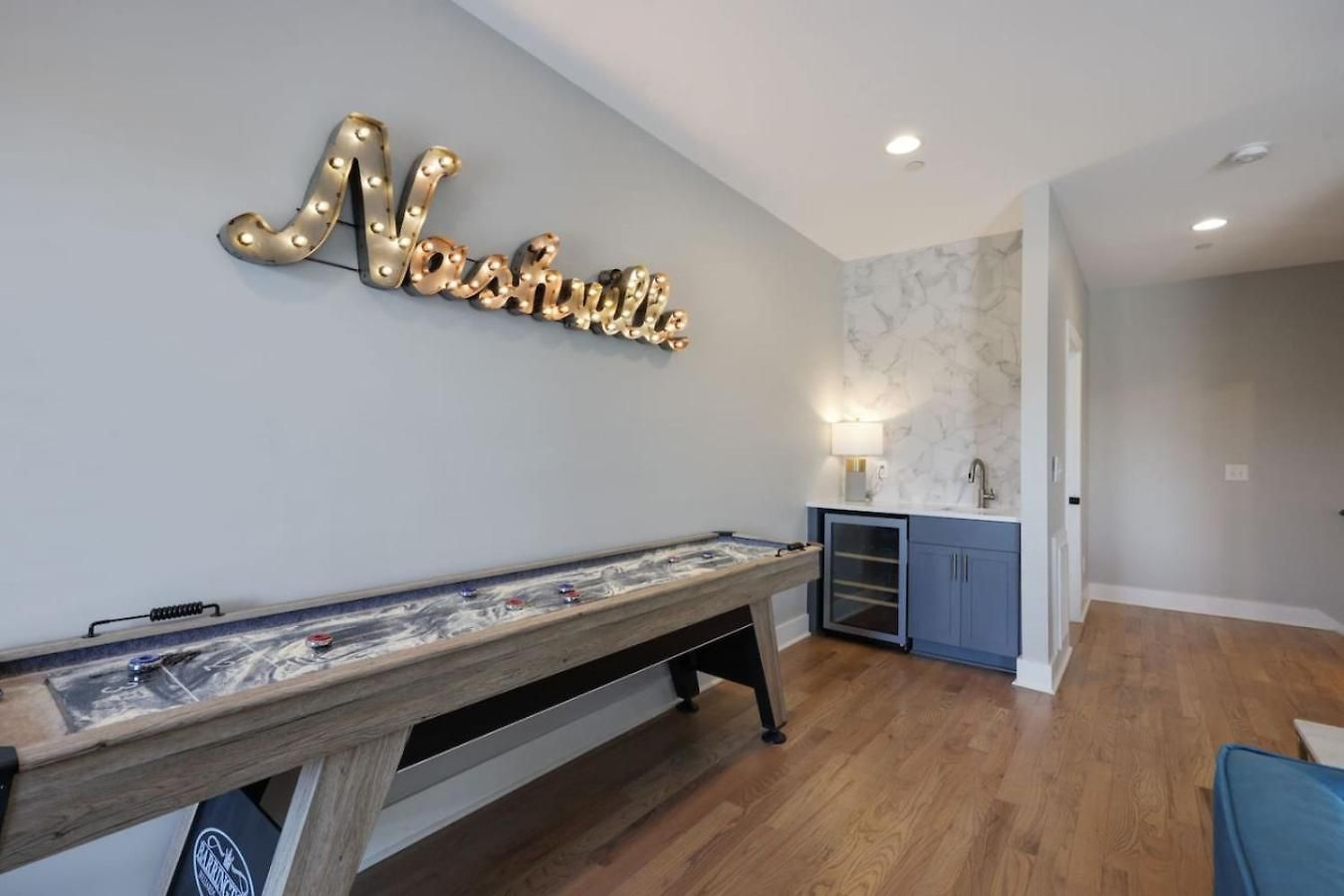 Two Townhomes Rooftop Lounges With Skyline Views *