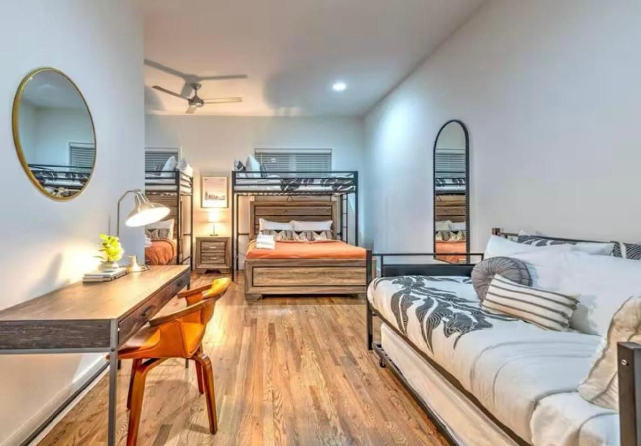 New 4bdrm House With Views, Pool Table, 5min To Downtown! Sleeps 22! Holiday home