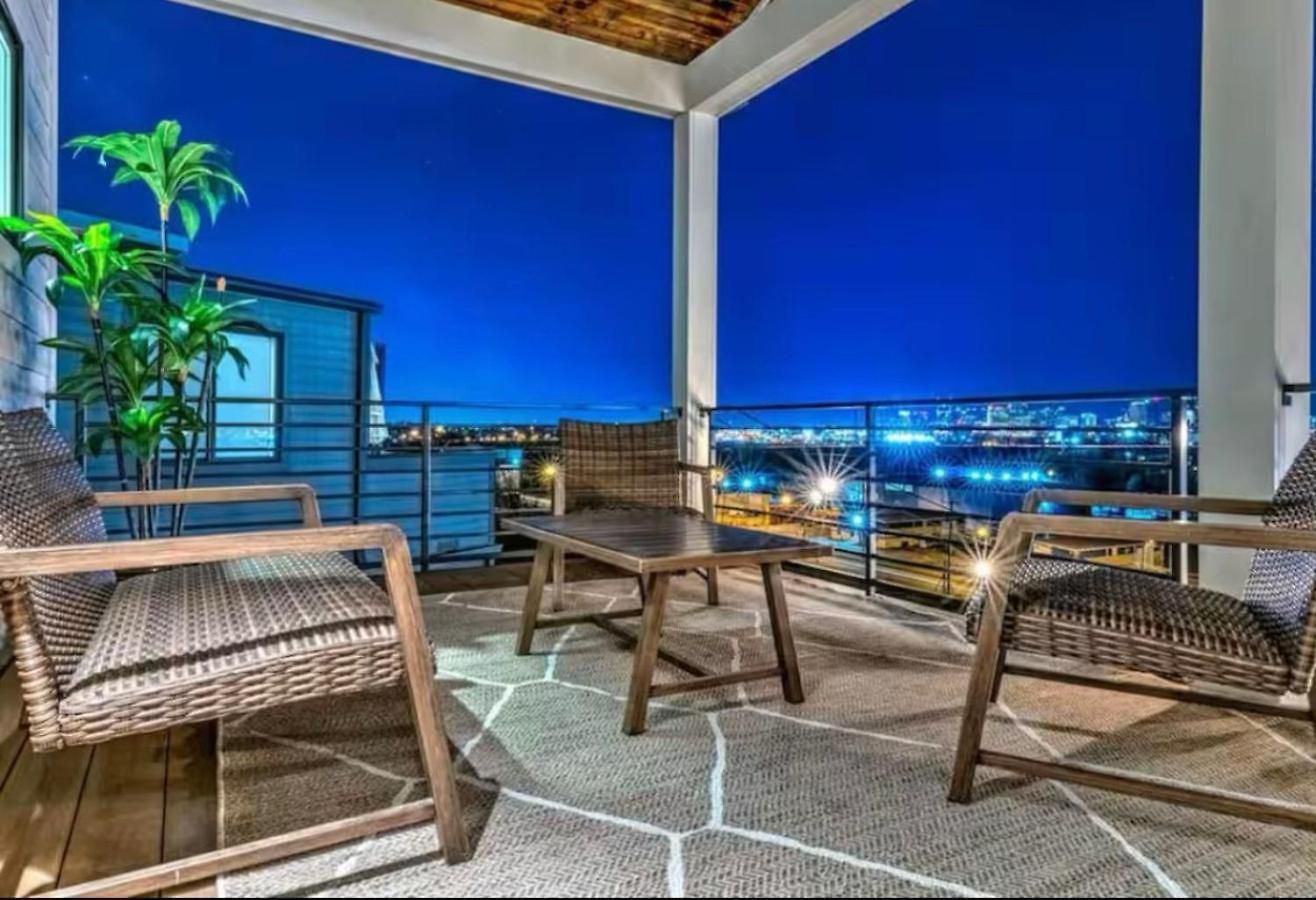 New 4bdrm House With Views, Pool Table, 5min To Downtown! Sleeps 22! Holiday home Nashville