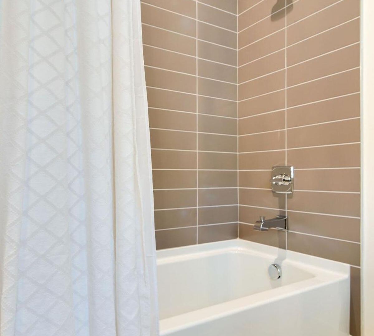 Holiday home Spacious 4br, Rooftop Patio, Garage, Walk To Faves, 5 Mins To Nissan Stadium, Less Than 10 Mins To Broadway, 24 Hr Hospitality, Great For Groups Nashville