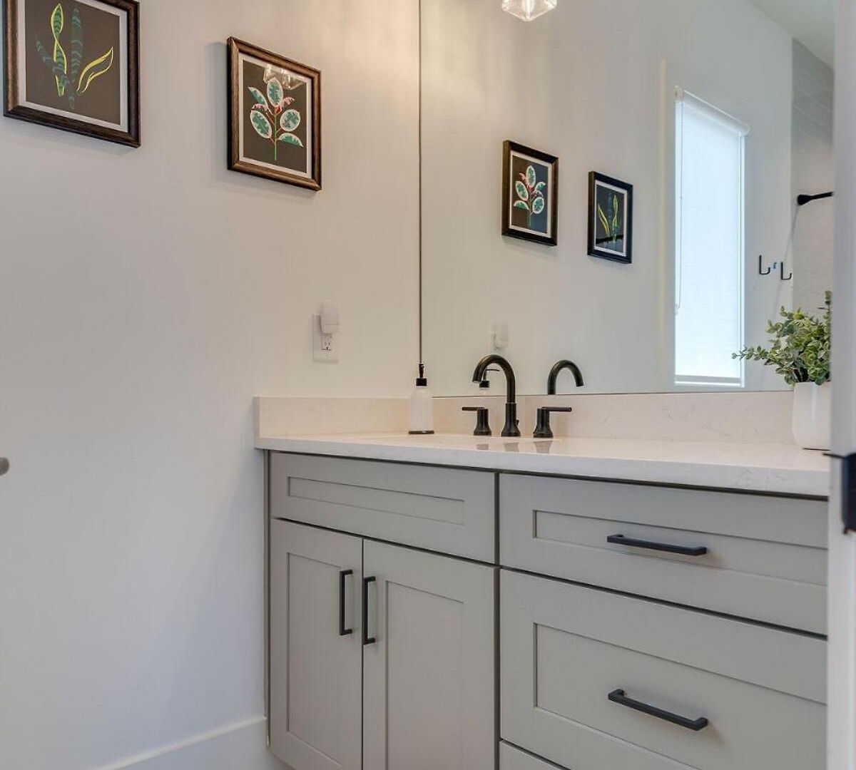 Holiday home 7br Retreat, Rooftops, Garages, Walkable To Faves 5 Mins To Nissan Stadium, Less Than 10 Mins To Broadway, 24 Hr Hospitality, Great For Groups *
