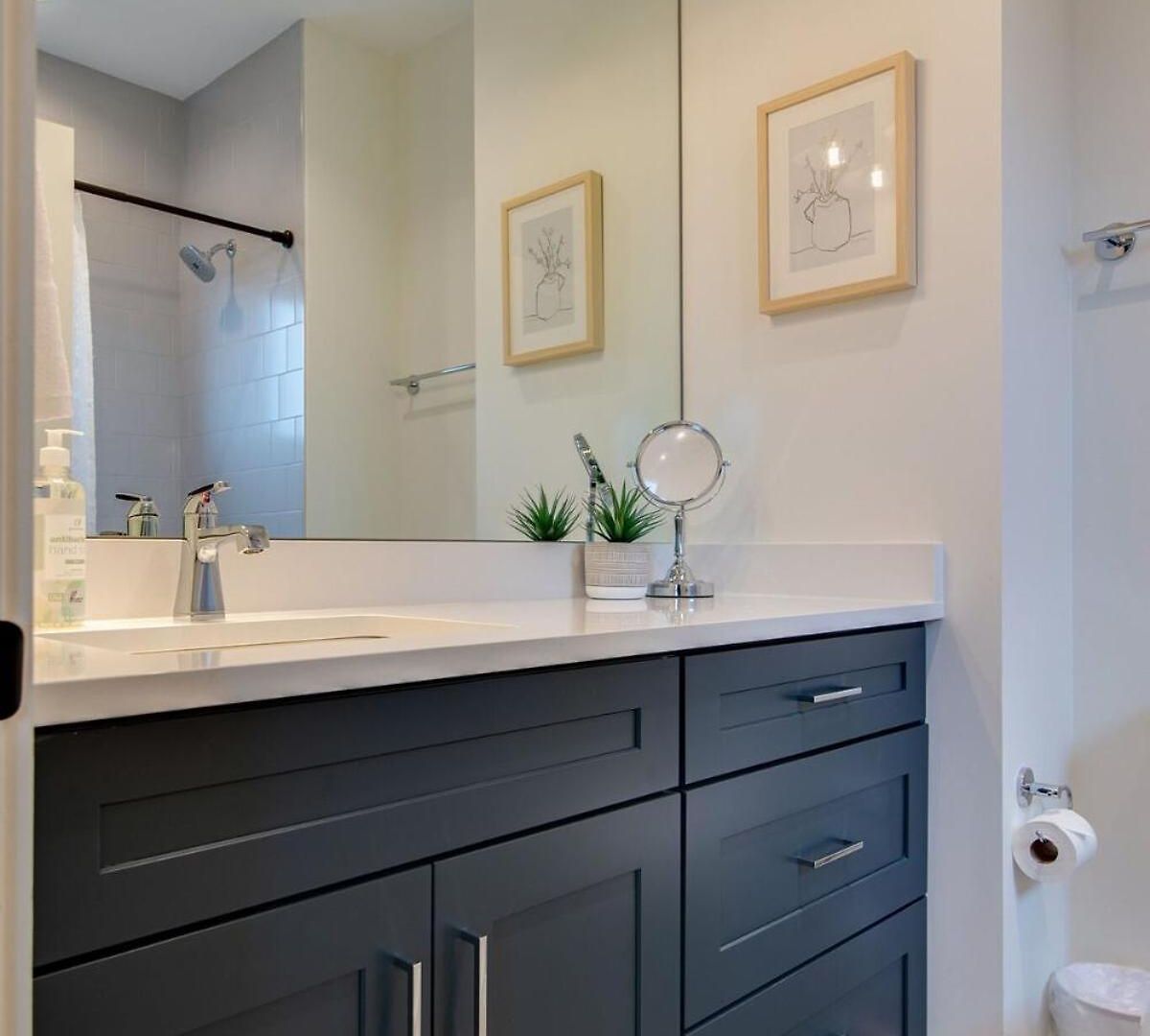 7br Retreat, Rooftops, Garages, Walkable To Faves 5 Mins To Nissan Stadium, Less Than 10 Mins To Broadway, 24 Hr Hospitality, Great For Groups * Nashville
