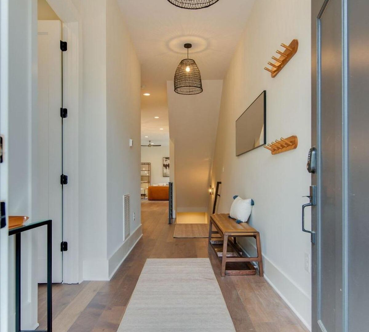 Holiday home 7br Retreat, Rooftops, Garages, Walkable To Faves 5 Mins To Nissan Stadium, Less Than 10 Mins To Broadway, 24 Hr Hospitality, Great For Groups Nashville