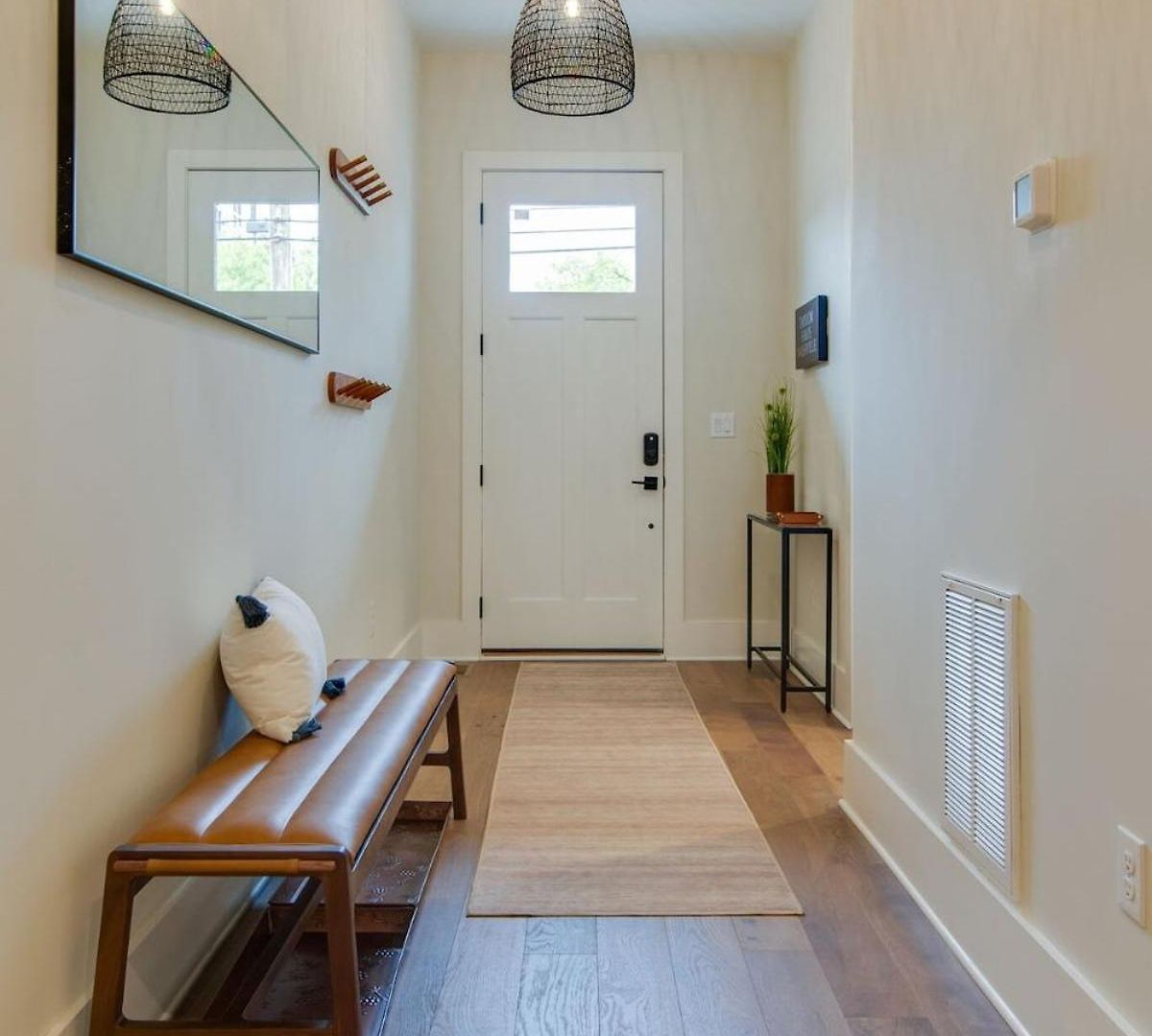 7br Retreat, Rooftops, Garages, Walkable To Faves 5 Mins To Nissan Stadium, Less Than 10 Mins To Broadway, 24 Hr Hospitality, Great For Groups *