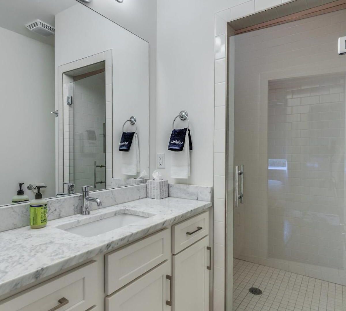 5 Mins To Belmont And Vandy, Rooftop Deck, Garage, 4 Bedroom With Rooftop And Grill, 10 Mins To Broadway, Perfect For Groups, 24 Hour Hospitality, Also Available For Long Term Holiday home