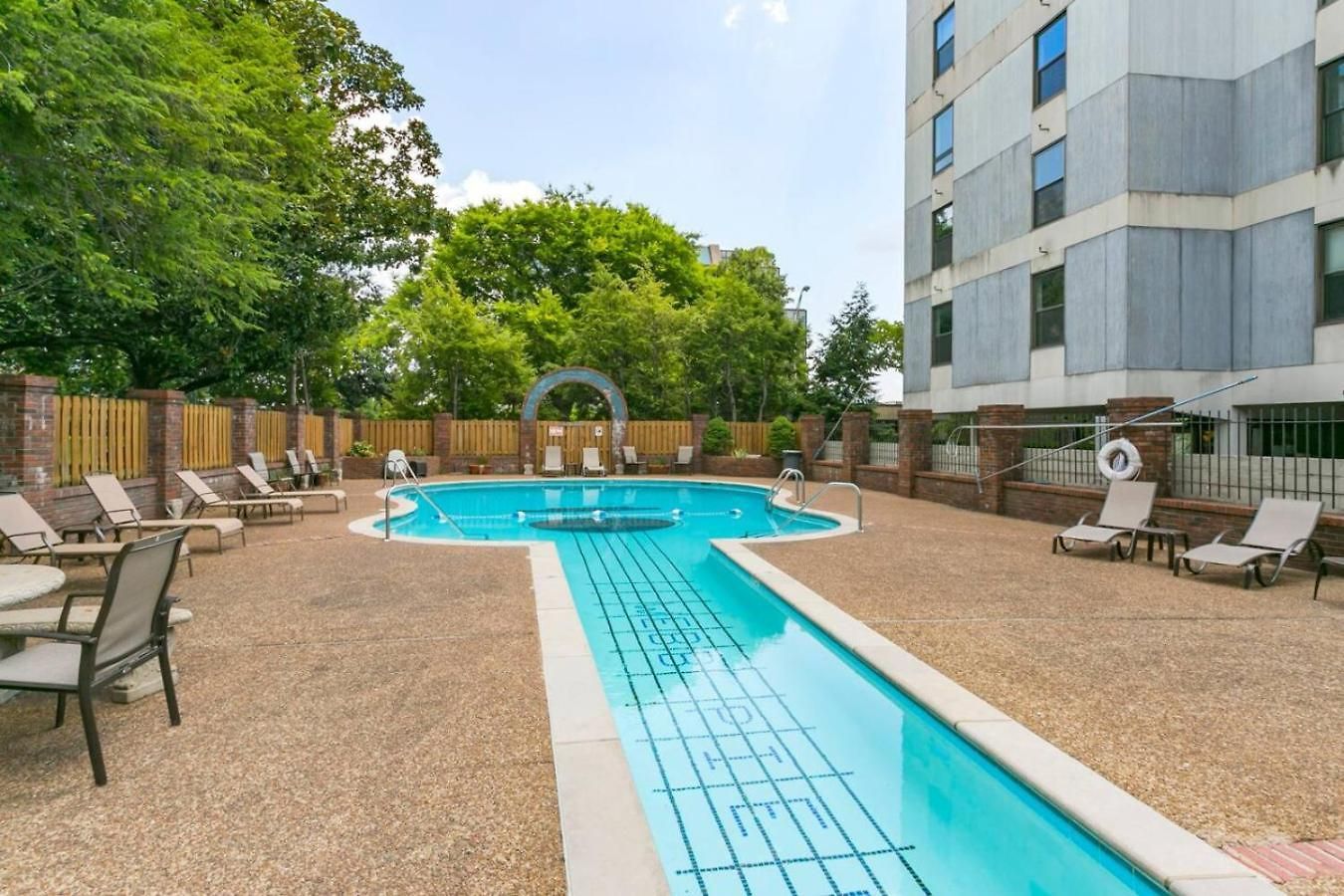 Pool, Walk Restaurants Bars On Famous Music Row Holiday home