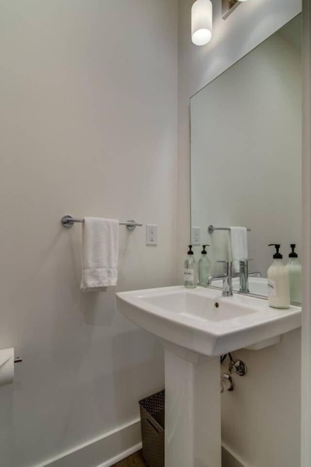 Holiday home 6 Bedroom Gulch Homes, Garages, Rooftops, Walk To Gulch 10 Mins To Broadway, 24 Hour Hospitality Team, Perfect For Groups *