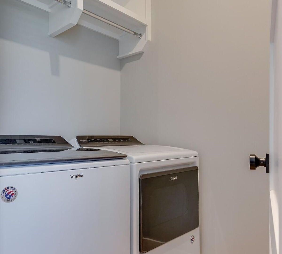 Stylish 4bed Retreat With Rooftop, Garage, Peloton, Sleeps 12, Fire Table, Gourmet Kitchen, Cozy Living Space, Dedicated Parking, Near Distilleries, Marathon Village And Nightlife, Chic Skyline Views, 24 Hour Hospitality *