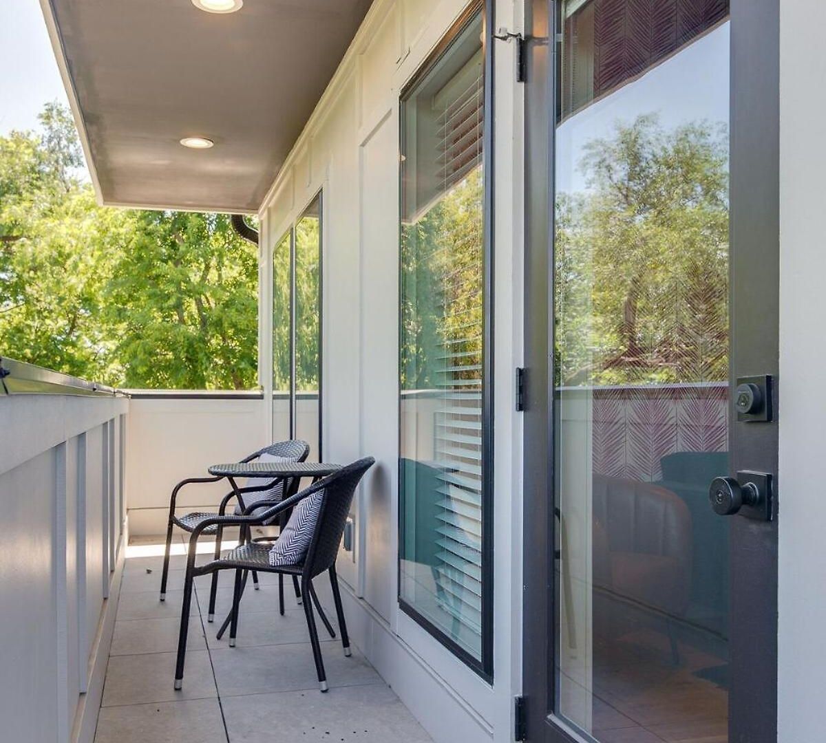 Stylish 4bed Retreat With Rooftop, Garage, Peloton, Sleeps 12, Fire Table, Gourmet Kitchen, Cozy Living Space, Dedicated Parking, Near Distilleries, Marathon Village And Nightlife, Chic Skyline Views, 24 Hour Hospitality Nashville