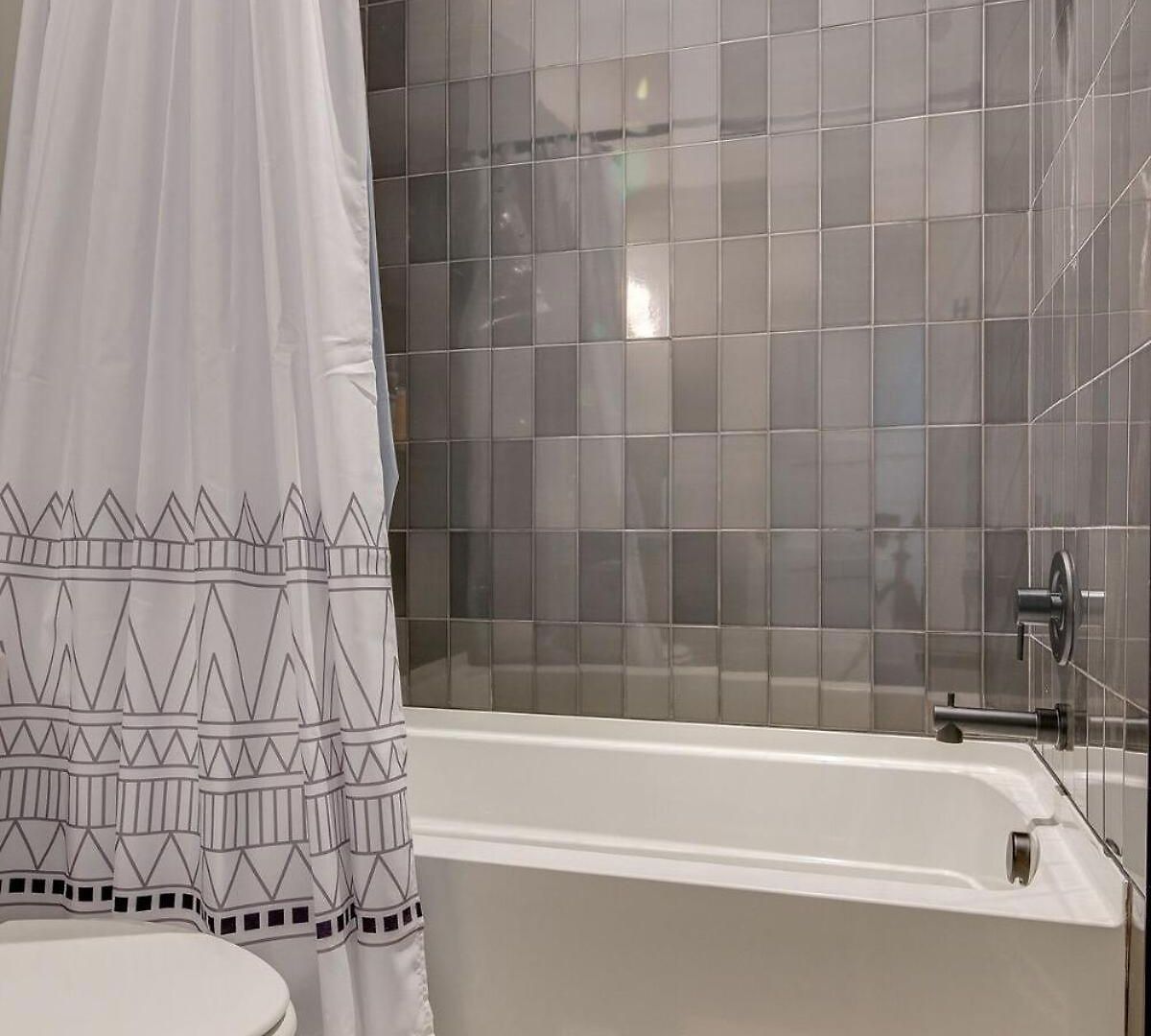 Holiday home Stylish 4bed Retreat With Rooftop, Garage, Peloton, Sleeps 12, Fire Table, Gourmet Kitchen, Cozy Living Space, Dedicated Parking, Near Distilleries, Marathon Village And Nightlife, Chic Skyline Views, 24 Hour Hospitality Nashville