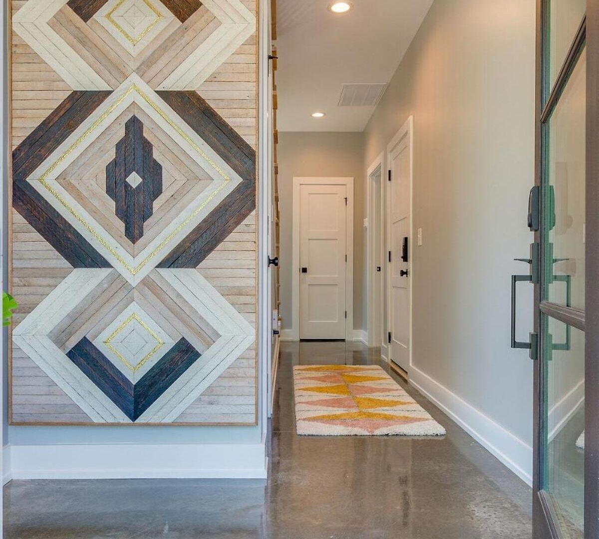 Stylish 4bed Retreat With Rooftop, Garage, Peloton, Sleeps 12, Fire Table, Gourmet Kitchen, Cozy Living Space, Dedicated Parking, Near Distilleries, Marathon Village And Nightlife, Chic Skyline Views, 24 Hour Hospitality Nashville