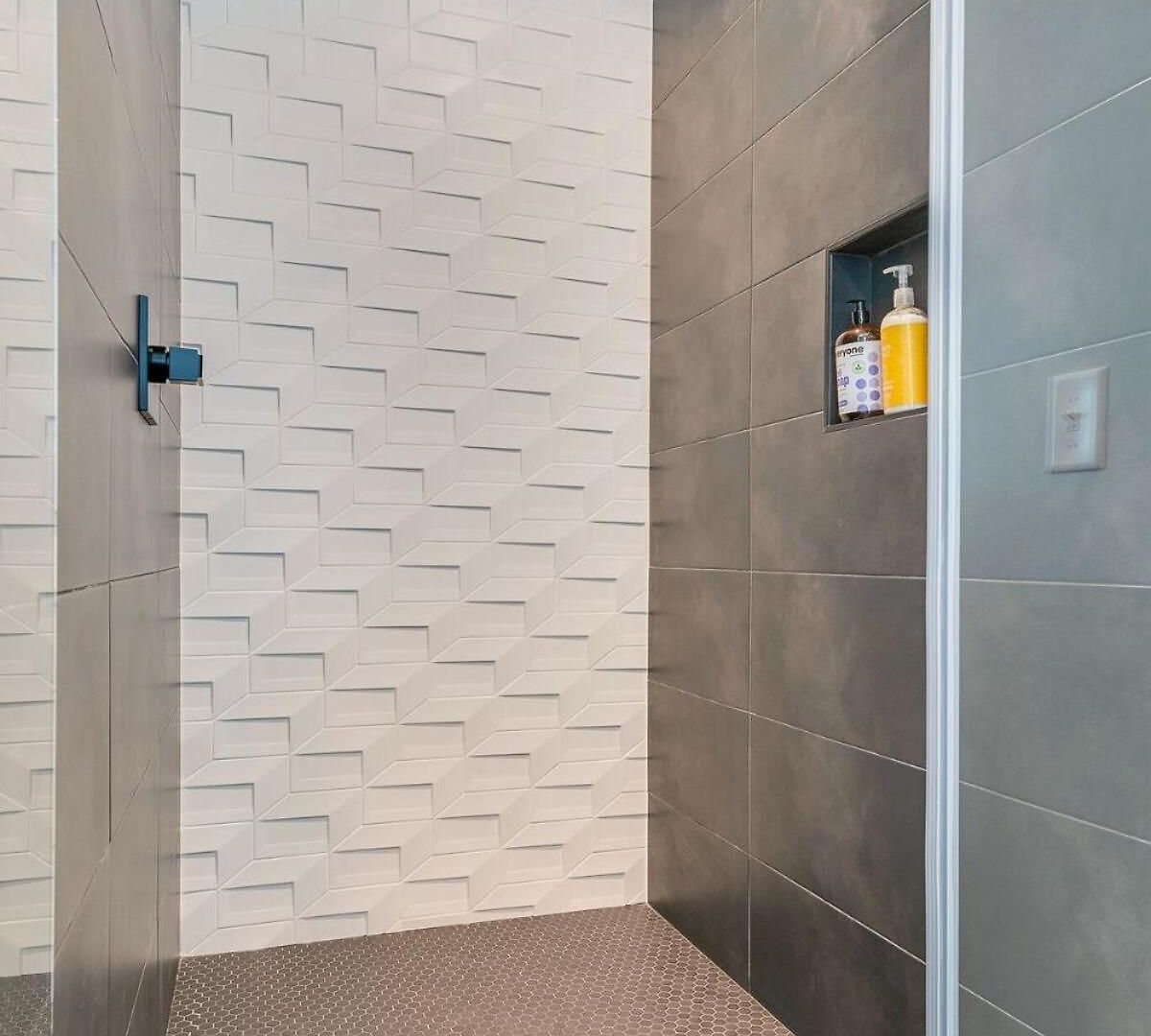Stylish 4bed Retreat With Rooftop, Garage, Peloton, Sleeps 12, Fire Table, Gourmet Kitchen, Cozy Living Space, Dedicated Parking, Near Distilleries, Marathon Village And Nightlife, Chic Skyline Views, 24 Hour Hospitality * Nashville