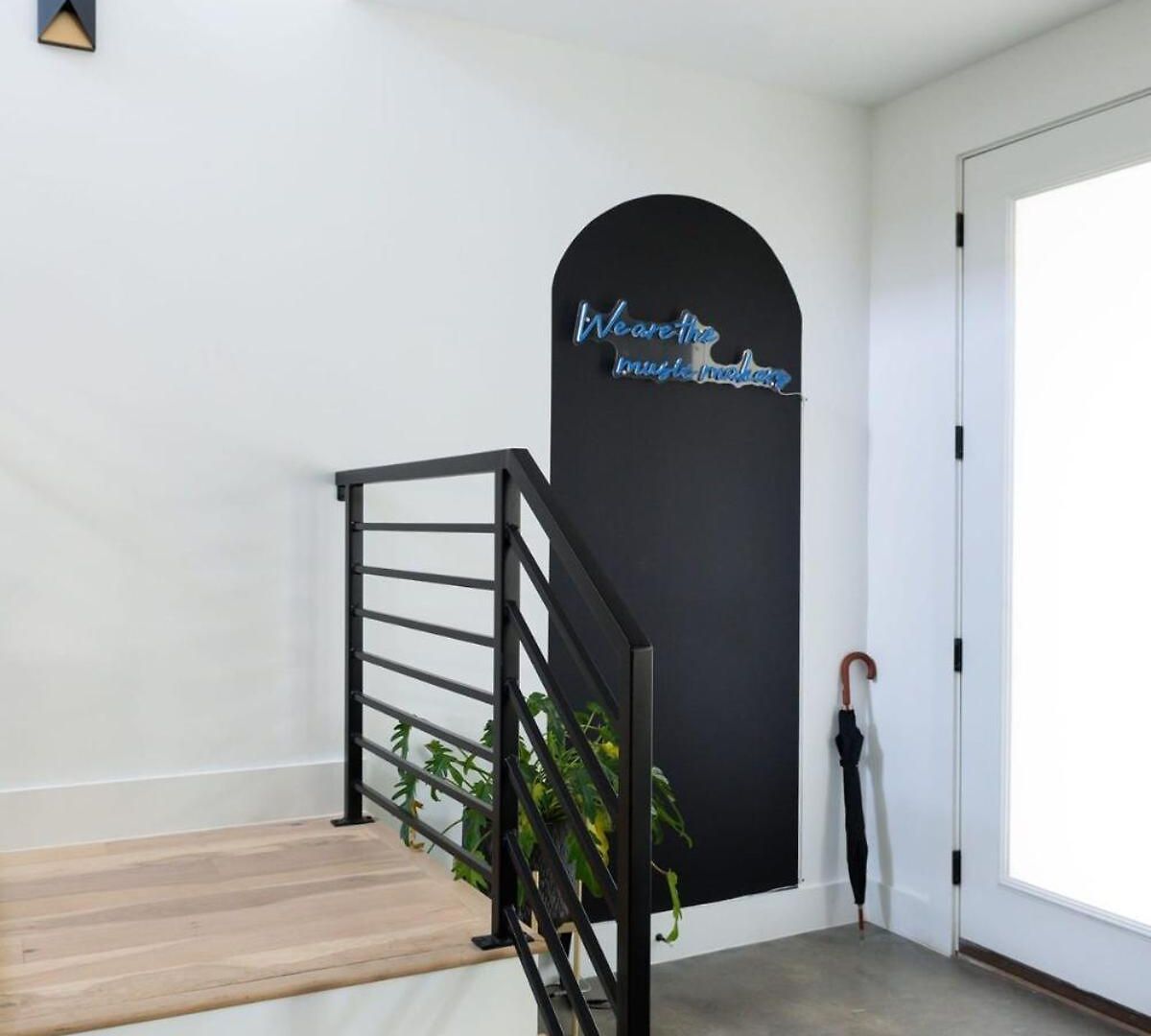 6 Bed With En Baths, Host Up To 20, Rooftops, Parking, Gourmet Kitchens, Cozy Living Spaces, Skyline Views & Fire Table, Near Downtown, Distilleries & Marathon Village, High-speed Wi-fi, 24hr Hospitality *
